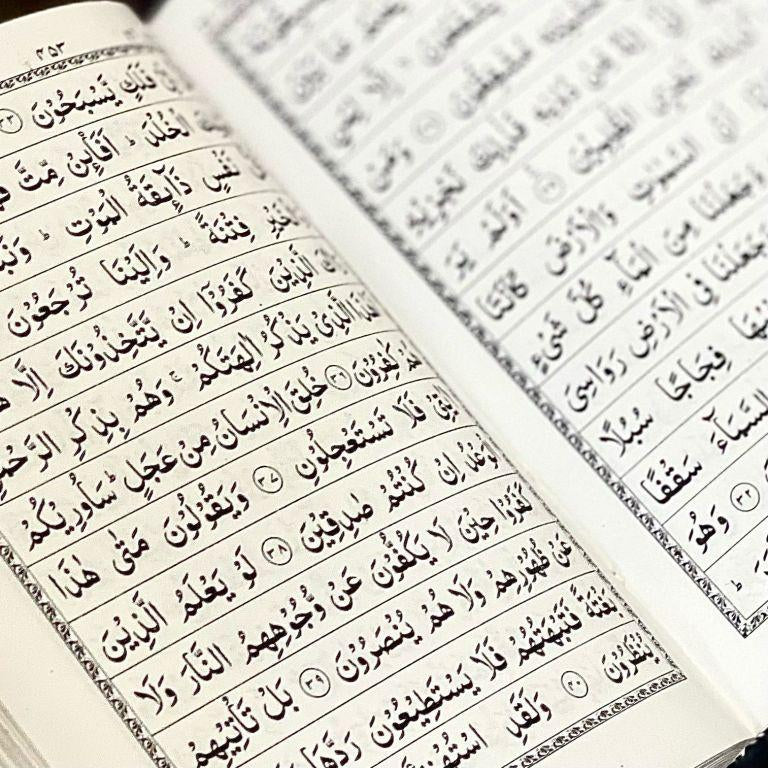 Pocket Size Zipper Quran Indo Pak Script 5.00 (13 Lines) Silver Purse